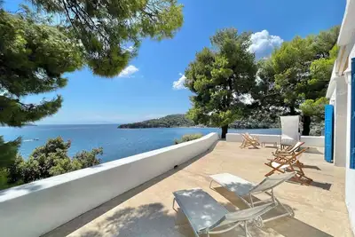 Image de Villa en front de mer à Skiathos avec plage de sable semi-privée
