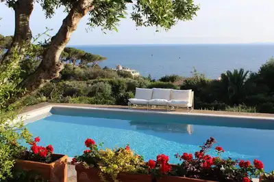 Image de Villa d'Azur avec piscine, enchantement entre la Côte d'Argent et Maremma
