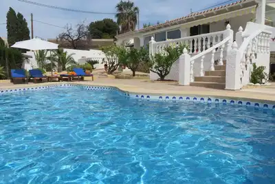 Image de Luxe, ensoleillé 3 chambres, piscine privée, coin repas barbecue, Wifi, plein Airco, Vue!