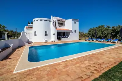 Image de Villa  avec piscine privée, vue sur la mer, à 800m des plages, Carvoeiro