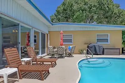 Image de 3br. /2ba. Maison d'habitation, beau terrain clos, privé, piscine.