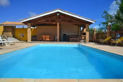 Image de Luxueuse maison de plage avec piscine, terrasse en bord de mer.