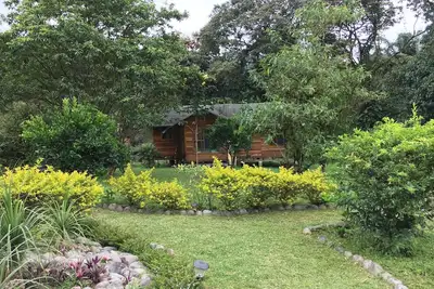 Image de Cottage solaire hors réseau avec piscine naturelle et sauna dans la campagne de Mindo