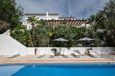 Image de Une belle, charmante villa de quatre chambres, avec jardin et piscine privée