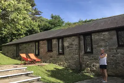 Image de Superbe 2 Chambre Grange en pierre avec 24 \"Plan ouvert Salon /. Cuisine / salle Ă manger
