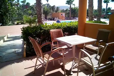 Charmant OasisRoyal, terrace privé, piscine, 200 mt plage & center, Fibre 100Mbps