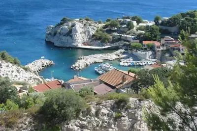 Image de villa de charme avec piscine entre mer et colline