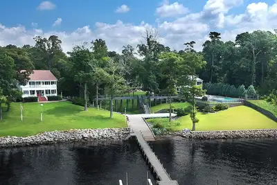Image de Piscine à débordement privée, bain à remous, terrain de tennis / basket sur la Neuse!