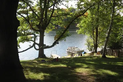 Image de Charme Lakefront Cottage, de sable, plage privée, une excellente pêche