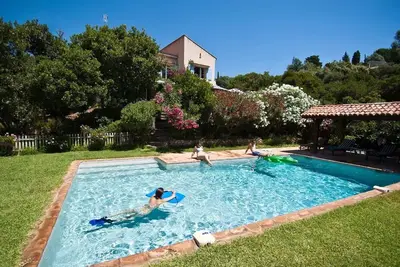 Image de Vaste jardin clos, piscine chauffée, jacuzzi, climatisation, 2km de la mer, 3ch.