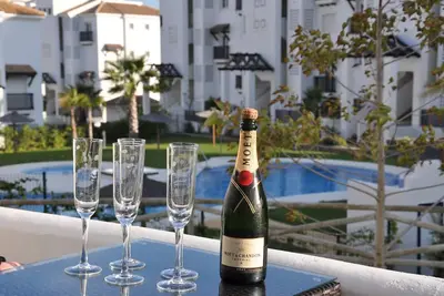 Image de Bel appartement avec grande terrasse face à la piscine. À distance de marche de tout.