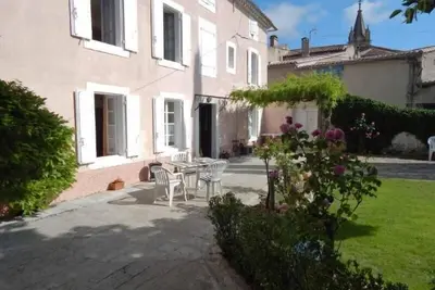 Image de Maison de campagne confortable  avec un cour confortable et un jardin ombragé