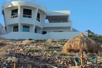 Image de Starship Beach House avec vue panoramique sur l'océan sur une plage sans fin