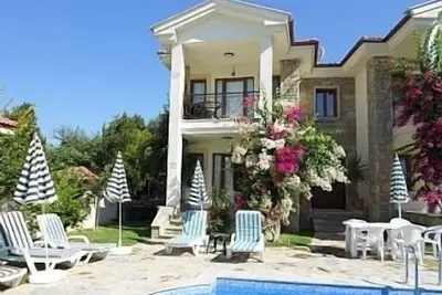 Un appartement au rez-de-chaussée avec piscine partagée dans un terrain bien entretenu