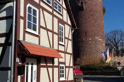 Image de Maison Ă colombages romantique directement sur la Rapunzelburg.