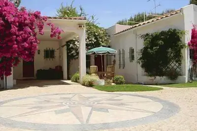 Image de Villa de luxe avec piscine privée et jardins, près des plages et du port de plaisance