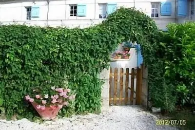Image de Partie d'une ancienne ferme située dans de grands jardins isolés avec ruisseau.