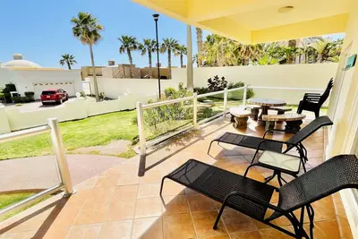 Image de Spectaculaire 2 chambres à coucher sur la plage de sable à Las Palmas Resort G-105