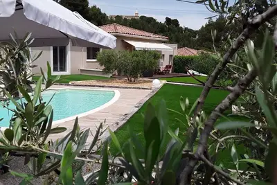 Image de 10 min Avignon Villa contemporaine Vue Piscine Privée  Calme wifi jardin paysagé