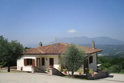 Image de Villa avec piscine privée, jardins privés, à la magnifique campagne Vues