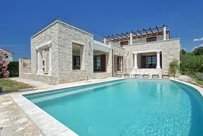 Image de villa en pierre de luxe avec piscine privée et jardin et belles vues panoramiques