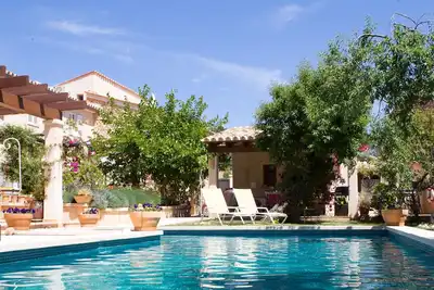 Image de Une jolie maison en pierre autonome, avec utilisation de la piscine