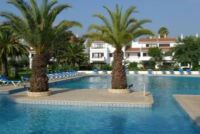 Image de Appartement au rez-de-chaussée donnant sur les jardins paysagers, le lac et la piscine