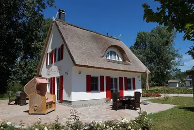 Image de Air marin et bruit des vagues - vacances dans la confortable maison au toit de chaume Lucia à Glowe