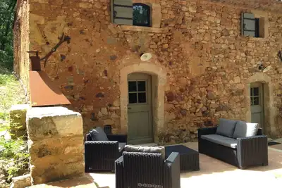 Confortable Cabanon ocrier restauré avec piscine partagée - 6 personnes