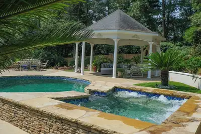 Image de Location maîtres. Grand Estate. Piscine, bain à remous, un grand parking. 10 min à cours