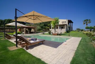 Image de Villa 4 chambres avec piscine, à 400m de la plage!