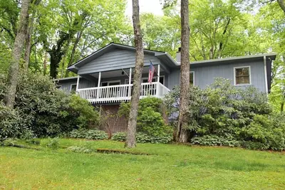 Image de 3br / 2 bains tous un seul niveau après les marches d'entrée - près de la ville.