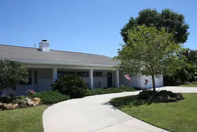 Image de Villa calme, à distance de marche de la plage privée de Golden Beach, piscine chauffée, Wifi et Tvhd
