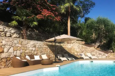 Image de Accueillante villa climatisée, jolie vue mer et piscine immergée parmi oliviers