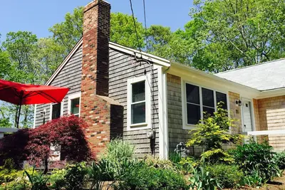 Image de Serene Cape Cod Getaway sur une route privée de Sandy - Bayside. Minutes de plages!