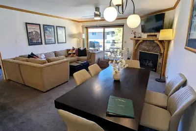 Image de Condo rénové avec WiFi gratuit, parking, piscine chauffée, bains à remous, navette pour les skieurs