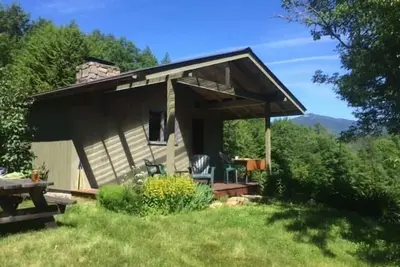 Image de Cozy Hilltop Home avec vue sur la chaîne de sandwich.
