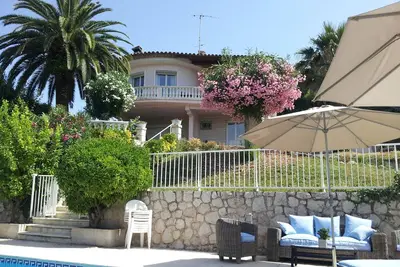 Image de Belle villa lumineuse avec piscine privée et pool house, terrain de boules,