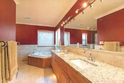 Image de Maison récente de 5 chambres à moins d'un demi pâté de maisons du lac, pour 10 à 12 personnes