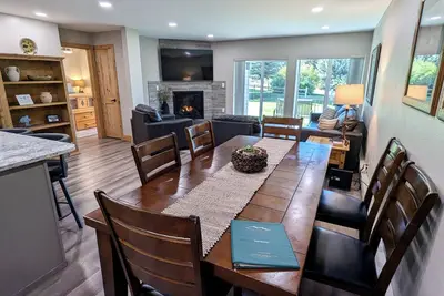 Image de Condo rénové avec WiFi gratuit, parking, piscine chauffée, bains à remous, navette pour les skieurs
