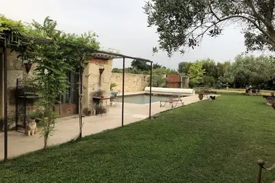 Image de Gîte en Provence pour un couple, tout équipé, avec piscine  et grand jardin.
