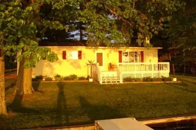 Image de Couchers de soleil sur le calme du lac Crawford de tous les sports. Louer à l'année!