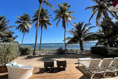 Image de Duplex de luxe, déco très raffinée, sur la plage, les pieds dans l'eau