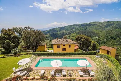 Image de Villa Splendente: Une charmante villa historique sur trois étages situé dans une position isolée sur les pentes d'une colline couverte d'oliviers.