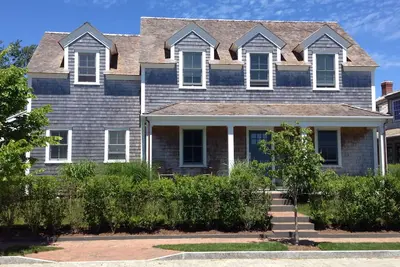 Image de Custom 5 Br Home sur une rue calme à 10 minutes à pied de la ville et des plages