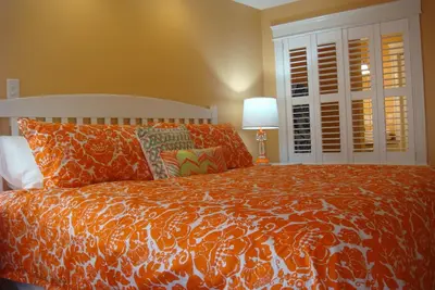 Image de Nouveau Luxury Condominium de deux chambres avec In Town Location & Half mile de la plage