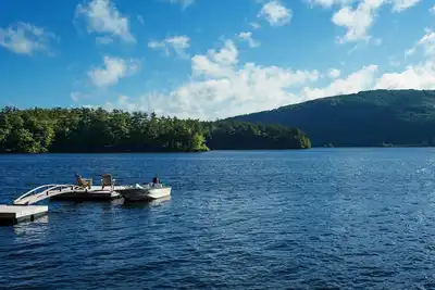 Image de Camp d'été classique dans le Maine sur le lac Megunticook, à 5 km du centre-ville de Camden.