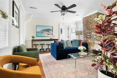 Image de The Colonial (Suite B) - 2 chambres / 1 salle de bain avec parking dans la rue (vers 1840)