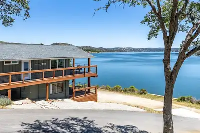 Image de Lakefront House, Souhaitable Bee Rocher Lieu - 1 sur 7 Unités péninsule privée