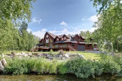 Image de Superbe maison au bord du lac près d'Anchorage